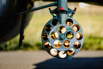 Geschütz eines historischen Kampfflugzeuges