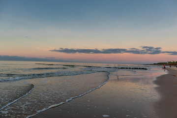 Abendlicher Strandspaziergang an der Strandpromenade von Mielno - Polen