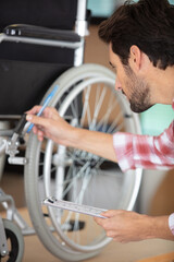 Obraz premium maintenance man is testing the safety of a wheelchair