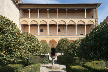 Pienza, Siena. Giardino e facciata di Palazzo Piccolomini.