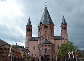 Naklejka premium Historischer Dom in der Altstadt von Mainz, Rheinland - Pfalz