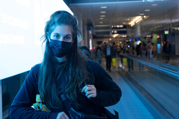 chica en una pasarela de un aeropuerto con una luz intensa a un lado y fondo difuminado