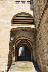 Fototapeta na wymiar Arco y pasaje junto a la catedral de Santiago de Compostela, España