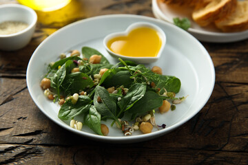 Healthy spinach salad with chickpea