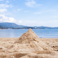 【夏】海のビーチで山に盛られた砂　1:1
