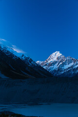 Fototapeta premium ニュージーランド アオラキ・マウント・クック国立公園のケア・ポイントから見える夕暮れ時のマウント・クックとミュラー湖