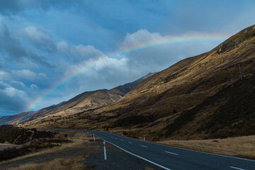 ニュージーランド　アオラキ・マウント・クック国立公園に向かう道中の空に架かった虹