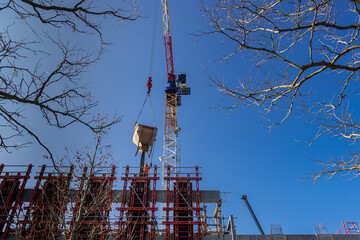 Grue sur chantier de construction d'immeuble