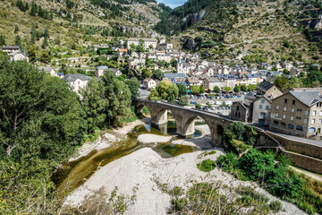 Fototapeta na wymiar Gorges du Tarn Causses Okzitanien Occitanie Lozère Tarn Schlucht Fluss Sainte-Enimie Brücke Plus beaux villages de France