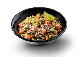 Ensalada de salmón y verduras en wok negro sobre fondo blanco. Salmon and vegetable salad in black wok on white background.
