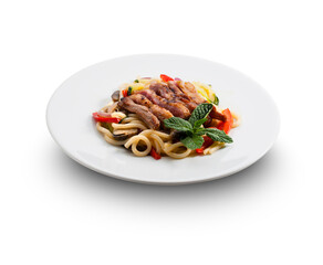 Spaghettis con pollo y verduras sobre fondo blanco. 
Spaghetti with chicken and vegetables on white background.