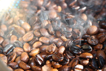 생두를 볶고, 갈고, 물내려서 커피를 마시다
Roasting, grinding, and flushing green beans to drink coffee