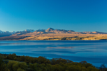 ニュージーランド　カンタベリー地方にあるプカキ湖のビューポイントから望む湖と南アルプス山脈