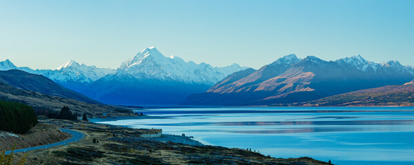 Fototapeta na wymiar ニュージーランド　カンタベリー地方にあるプカキ湖のビューポイントから望むマウント・クック