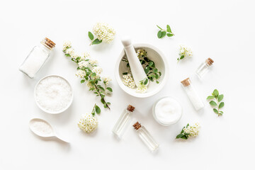Obraz na płótnie Canvas White organic cosmetics products with white flowers