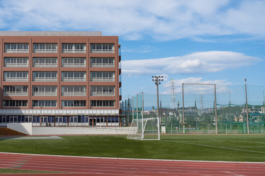 学校の校舎とサッカーグラウンド