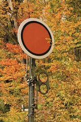 Bahnzeichen an der stillgelegten Bahnstrecke im Kurort Berggießhübel in der Sächsischen Schweiz