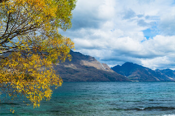 ニュージーランド　秋のクイーンズタウンのワカティプ湖の湖畔から見えるセシル・ピークとウォルター・ピーク	