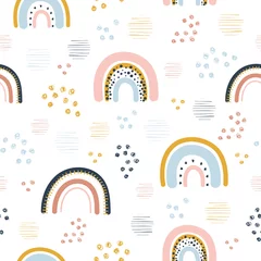 Sierkussen Regenboog, stippen en strepen naadloos kinderachtig patroon. Handgetekend herhalingspatroon voor projecten in verpakking, stof, textiel of papier. Vector illustratie. © Itzyme