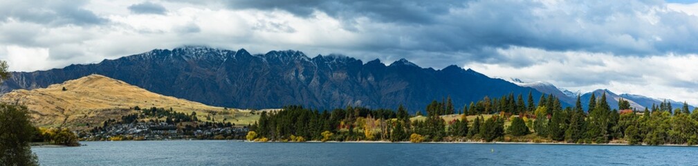 ニュージーランド　秋のクイーンズタウンのワカティプ湖の湖畔から見えるリマーカブルズ山脈とワカティプ湖