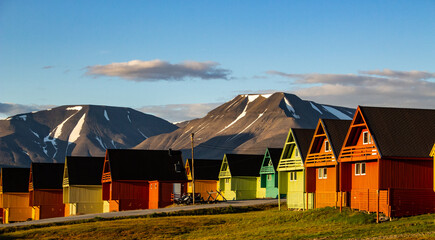Fototapeta na wymiar Colorful houses in Longyearbyen, Svalbard, and the landscape behind it.
