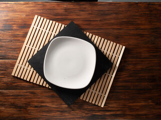 Plato redondo vacío sobre mesa de madera. Vista cenital. Empty round plate on wooden table. Overhead view