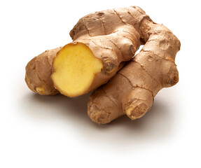 Jengibre entero y cortado de cerca sobre fondo blanco, saludable.  Especie. Whole and cut ginger close up on white background, healthy.