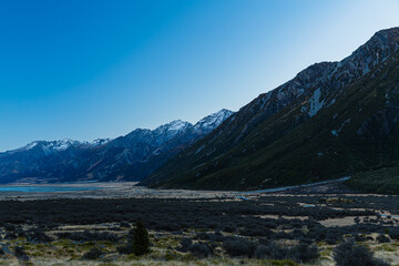 ニュージーランド　アオラキ/マウント・クック国立公園内にあるタスマン氷河湖のビューポイントから見える南アルプス山脈に囲まれたプカキ湖とマッケンジー盆地