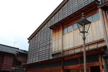 空と街灯と日本家屋