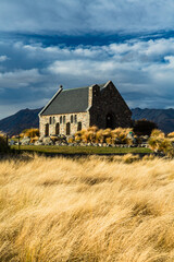 Fototapeta na wymiar ニュージーランド　カンタベリー地方のテカポ湖の湖畔に建つ善き羊飼いの教会