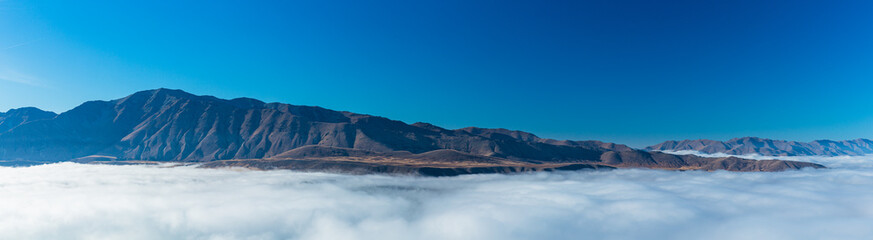 ニュージーランド　カンタベリー地方のテカポにあるマウントジョンの山頂から望むテカポ湖の上にかかった雲海