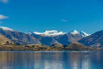 ニュージーランド　オタゴ地方のワナカ湖の湖畔から見える南アルプス山脈