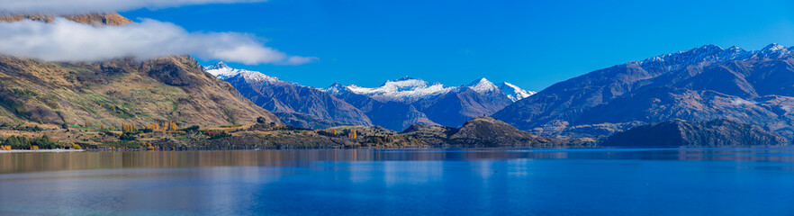 ニュージーランド　オタゴ地方のワナカ湖の湖畔から見えるロイ山と南アルプス山脈のアルタ山