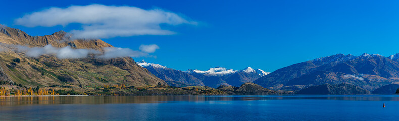ニュージーランド　オタゴ地方のワナカ湖の湖畔から見えるロイ山と南アルプス山脈のアルタ山