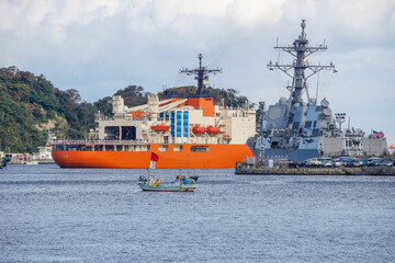 Fototapeta premium 神奈川県横須賀から出港する砕氷艦しらせ