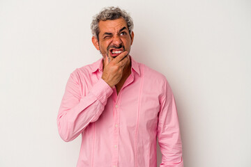 Obraz premium Middle age caucasian man isolated on white background having a strong teeth pain, molar ache.