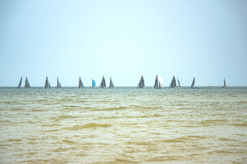Urlaub Meer Segelschiffe Kurs setzen Segel gemeinsam segeln zusammen Ziele ereichen. Management 