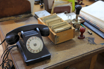 escritorio antiguo con teléfono clásico oficina 4M0A7393-as21