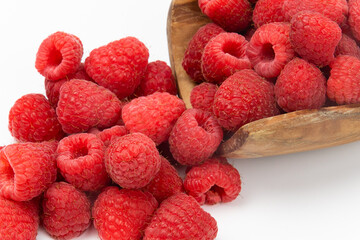 Framboises sucrées mûres isolés sur fond blanc