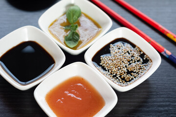 cuatro dips con salsas para sushi