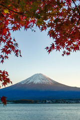 山梨県河口湖からの紅葉と富士山