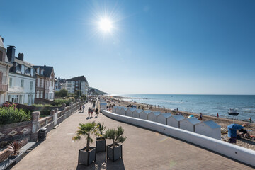 Front de mer de Villers sur Mer en Normandie sous le soleil