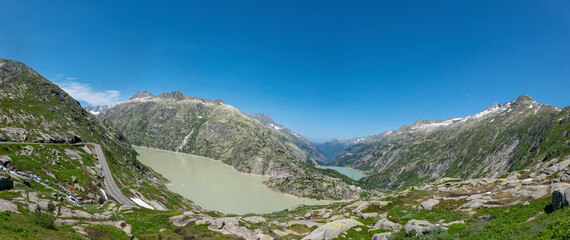 Fototapeta na wymiar View of the lakes Grimselsee and Raeterichsbodensee near Guttannen