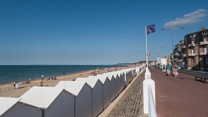 Obraz premium Front de mer de Villers sur Mer en Normandie sous le soleil