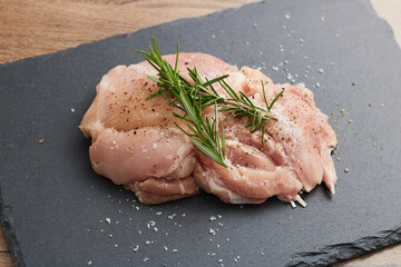 スパイスをまぶして香草を添えた鶏もも肉