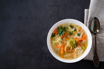 Hühnersuppe mit Gemüse und Nudeln