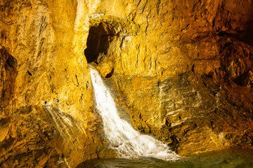 洞窟内部の瀧