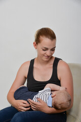 frau junge mutter mama emotional glücklich beim stillen brust geben muttermilch stillen baby...