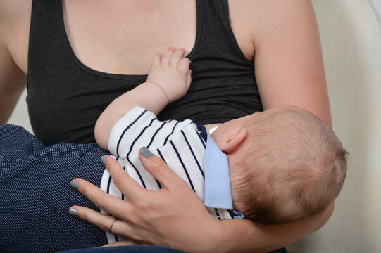 frau junge mutter mama emotional glücklich beim stillen brust geben muttermilch stillen baby säugling kind