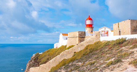 Fototapeta na wymiar Leuchtturm Cabo de São Vicente de Sagres Lagos Algarve portugiesische Küstenklippen Portugal Felsen steile Küsten Brandung südwestlichste Spitze Europas